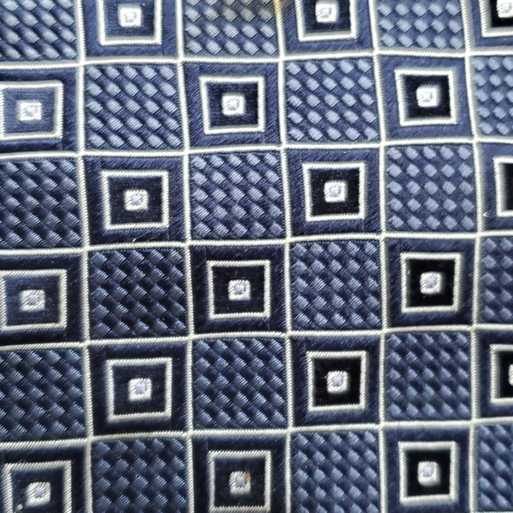 Kenneth Robert's platinum silk necktie - Picture 2 of 6